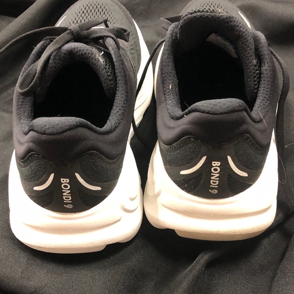 Women’s Sz 7D Black & White Bondi 9 Hoka Sneakers - Picture 2 of 6